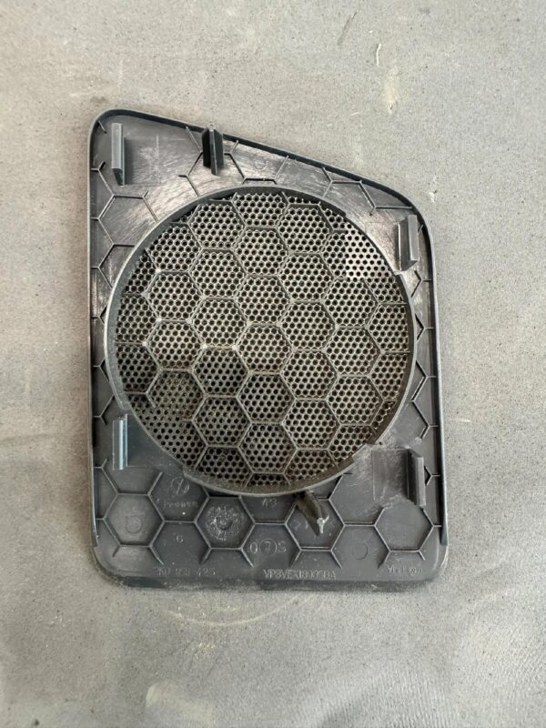 OSŁONA GŁOŚNIKA KONSOLI LEWA VOLKSWAGEN CADDY III 2K0858425