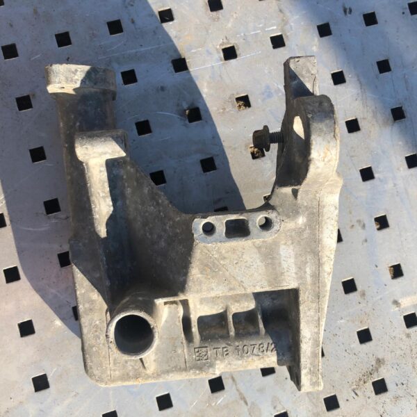 ŁAPA KRÓCIEC WODY MERCEDES VITO A6112000690