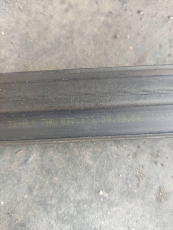 USZCZELKA ZGARNIAJĄCA SZYBY PRZEDNIEJ VW T5 7H0837479