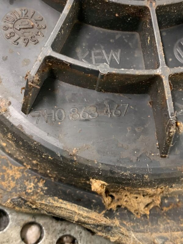 MOCOWANIE UCHO VW T5 7H0863467