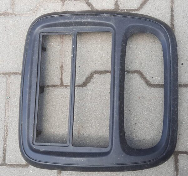 RAMKA OBUDOWA RADIA RENOULT TRAFIC III 682603912R