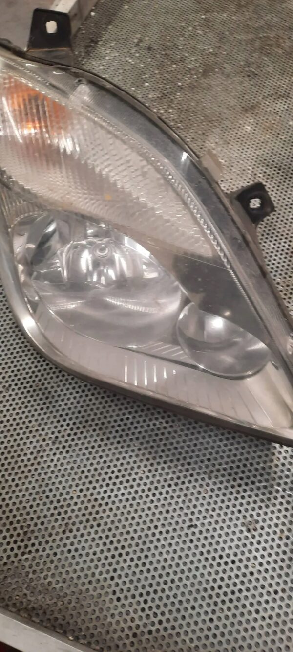 LAMPA PRZEDNIA PRAWA A9068200461 MERCEDES 906