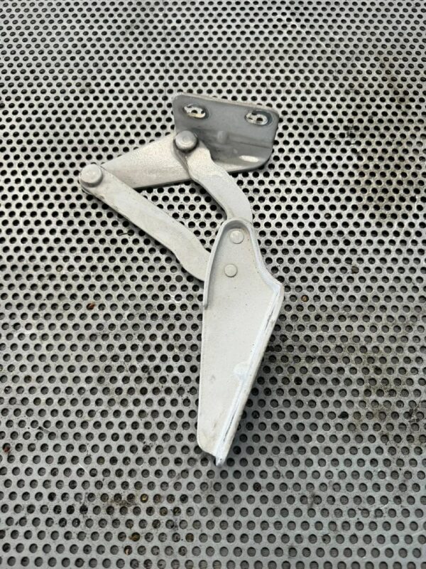 ZAWIAS MASKI LEWY IVECO DAILY 56087046