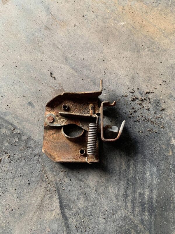 RYGIEL ZAMEK MASKI SILNIKA POKRYWY PRZEDNIEJ TRAFIC II VIVARO 0005705