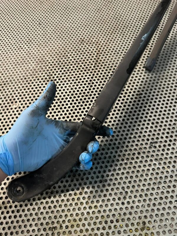 RAMIĘ WYCIERACZKI LEWE RENAULT SCENIC II 8200113230