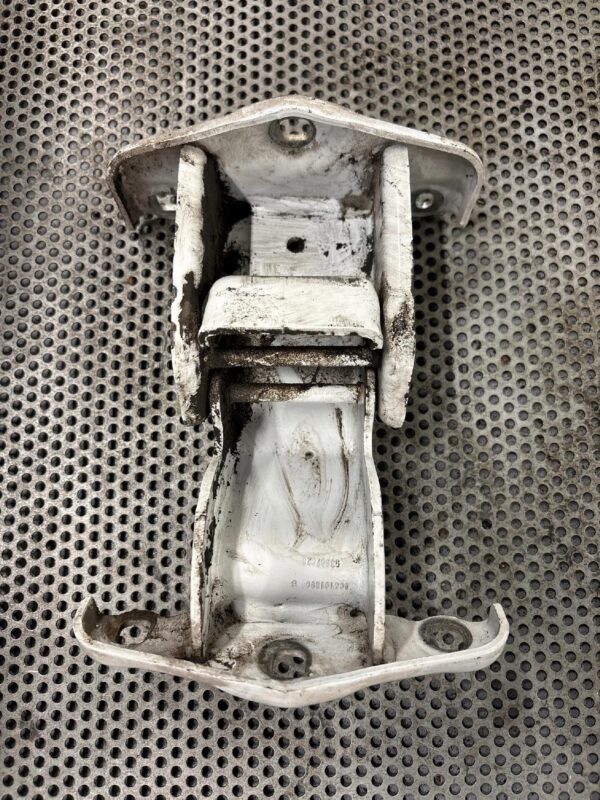 ZAWIAS DRZWI PRAWY TYŁ TRAFIC III 904101690R