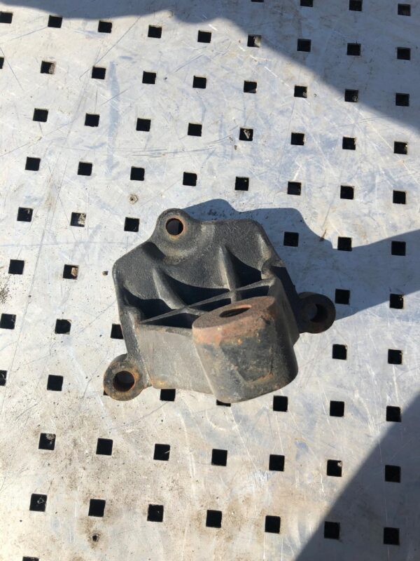 ŁAPA MOCOWANIE SKRZYNI TRAFIC VIVARO 8200003829