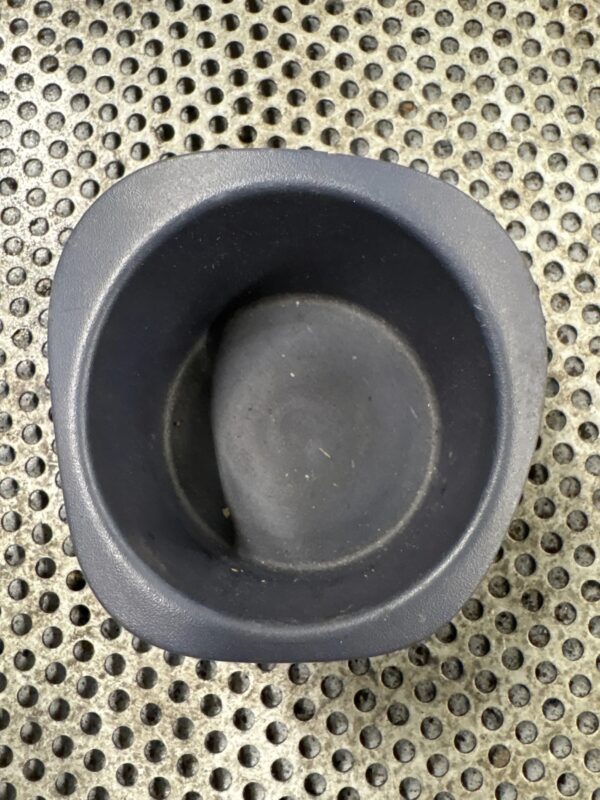 UCHWYT NA KUBEK DESKI ROZDZIELCZEJ TRAFIC III 93452477