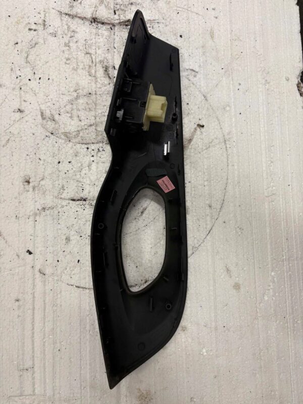 PRZEŁĄCZNIK SZYBY UCHWYT RĄCZKA DRZWI PRAWA RENAULT TRAFIC III 93866643