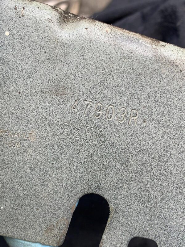 UCHWYT MOCOWANIE BŁOTNIKA PRZEDNIEGO TRAFIC III 47903R