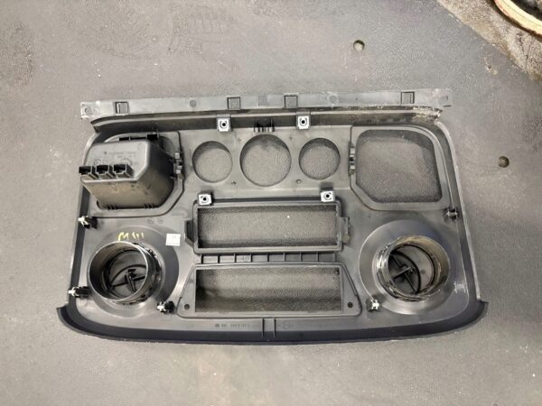 RAMKA ŚRODKOWA KONSOLI MASTER III 682600025R