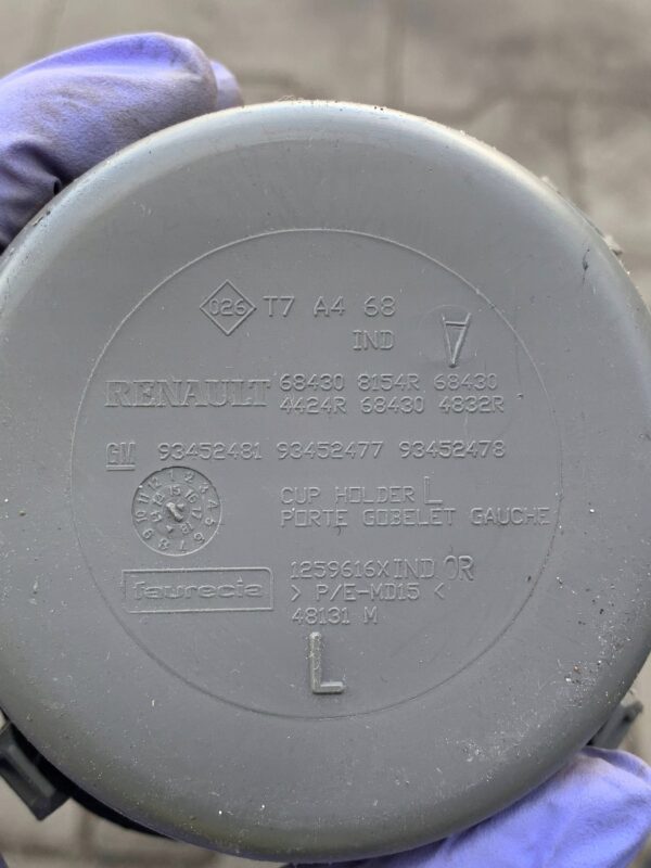 UCHWYT NA KUBEK LEWY TRAFIC III 93452481