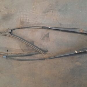 WYCIERACZKI SZYBY CZOŁOWEJ PRZEDNIEJ VW T5 03-15