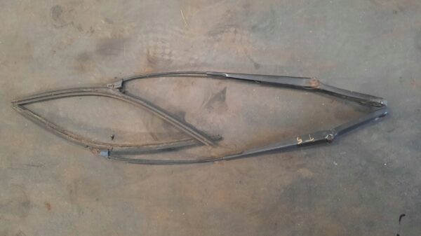 WYCIERACZKI SZYBY CZOŁOWEJ PRZEDNIEJ VW T5 03-15