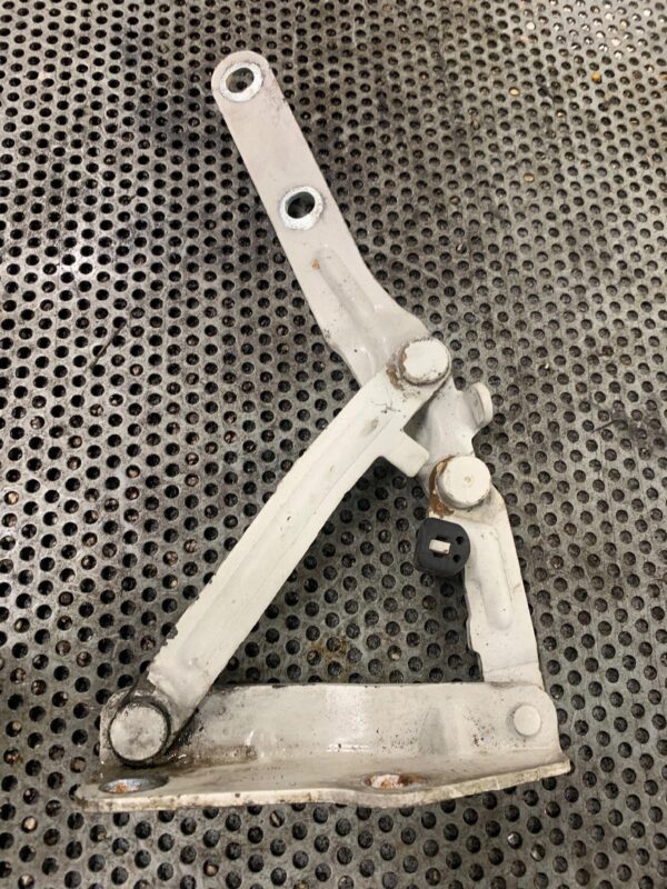 ZAWIAS MASKI PRAWY VW T5 7H0823302D