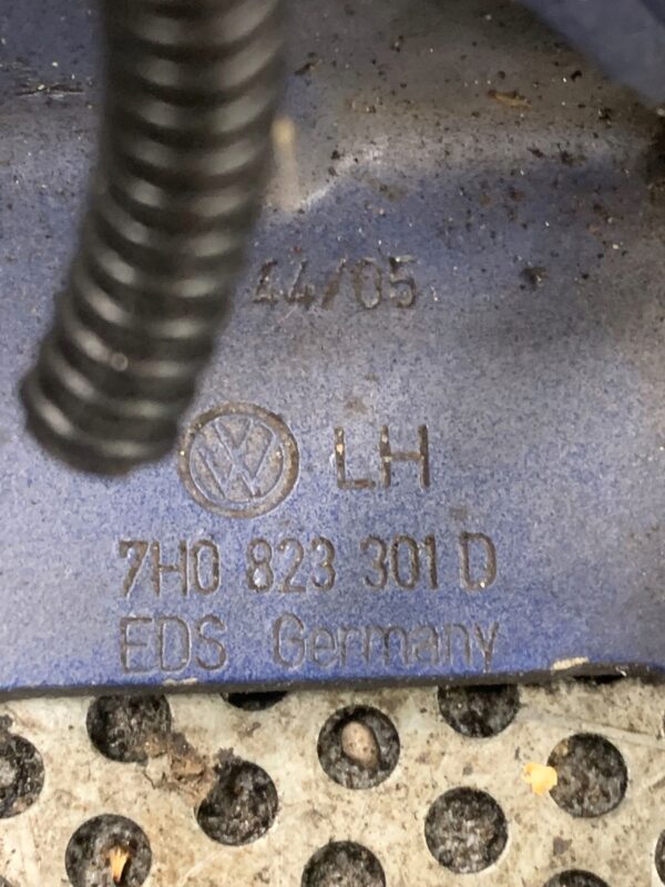 ZAWIAS MASKI LEWY VW T5 7H0823301D