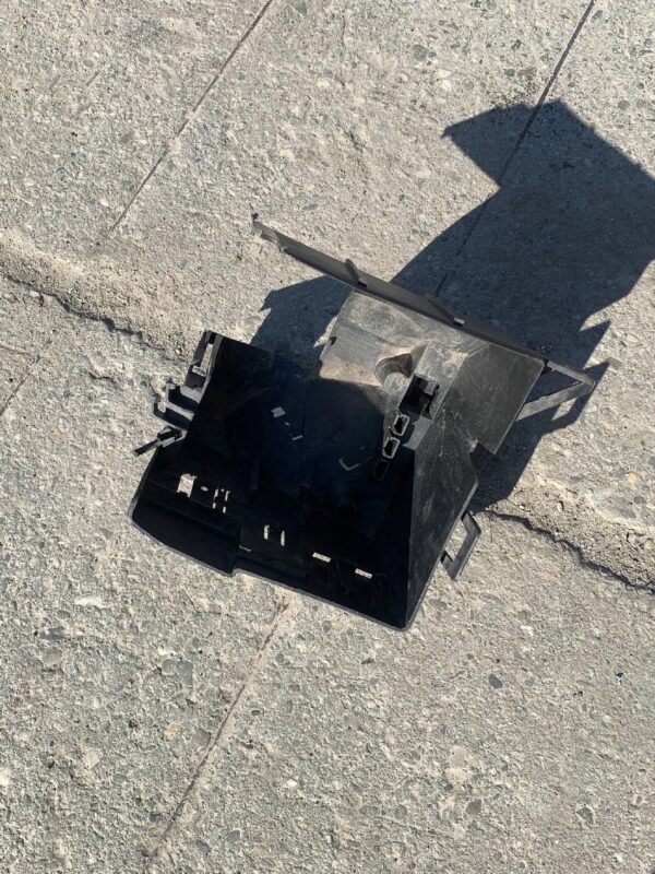 OBUDOWA SKRZYNKI BEZPIECZNIKÓW TRAFIC II VIVARO 8200046401