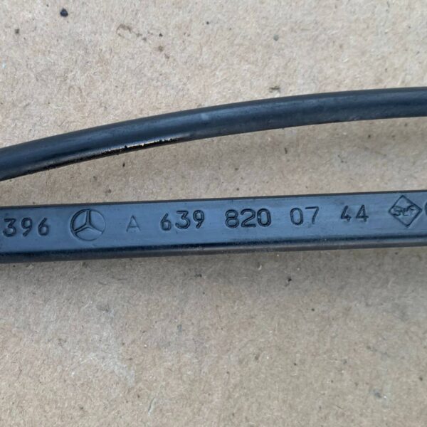 RAMIĘ WYCIERACZKI LEWE SZYBY PRZEDNIEJ A6398200744 MERCEDES VITO W639