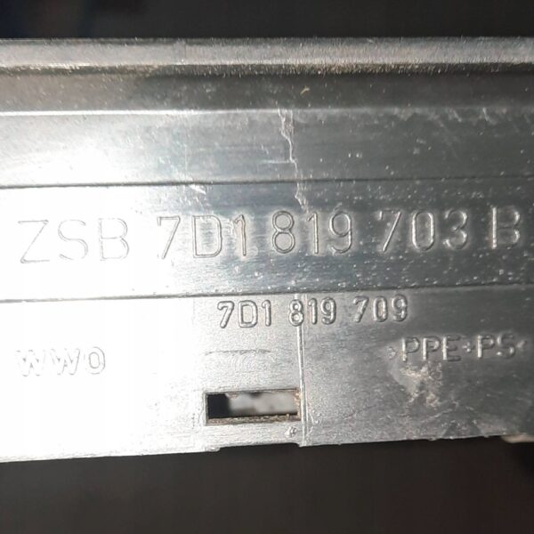 KRATKA NAWIEWU KONSOLI ŚRODKOWEJ VW T4 7D1819703B