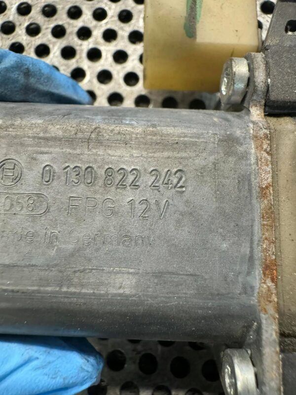 SILNICZEK PODNOŚNIKA SZYBY LEWY IVECO DAILY 0130822242