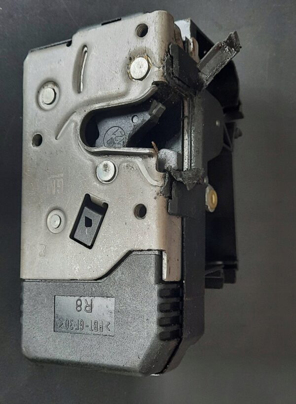 ZAMEK DRZWI PRAWY PRZÓD TRAFIC II 8200042171