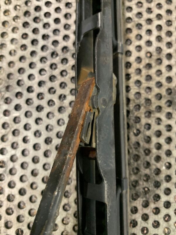 RAMIĘ WYCIERACZKI LEWE VW T5 7H1955409C