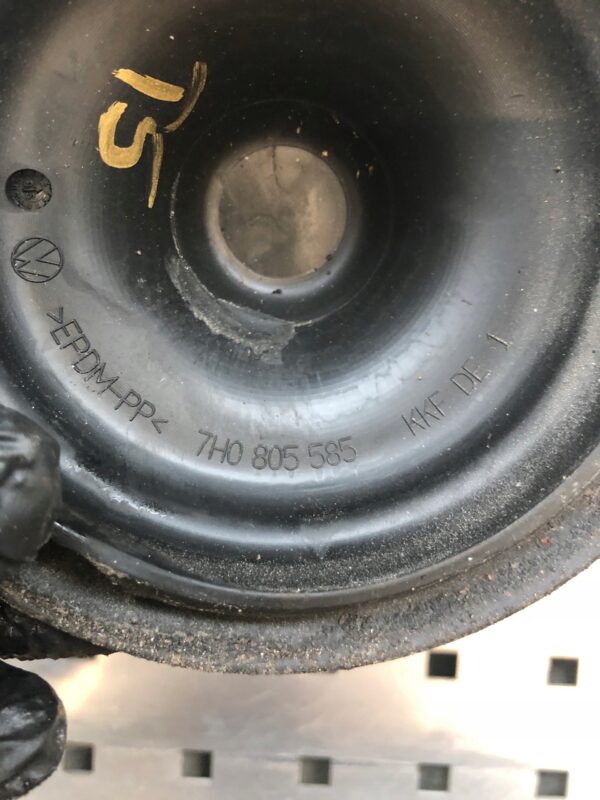 OSŁONA ZWROTNICY AMORTYZATORA VW T5 7H0805585