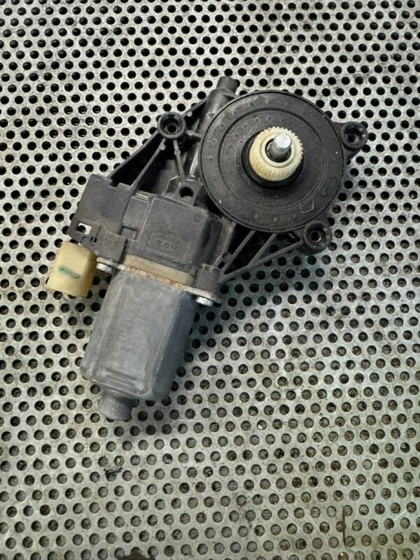 SILNICZEK PODNOŚNIKA SZYBY LEWY IVECO DAILY 0130822242