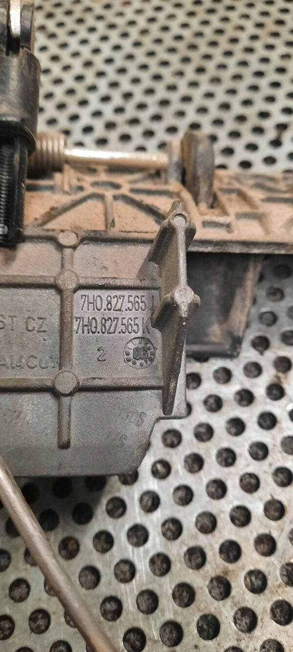 ZAMEK KLAPY 7H0827565 VOLKSWAGEN T5