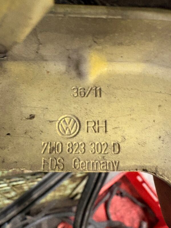 ZAWIAS MASKI PRAWY VW T5 7H0823302D