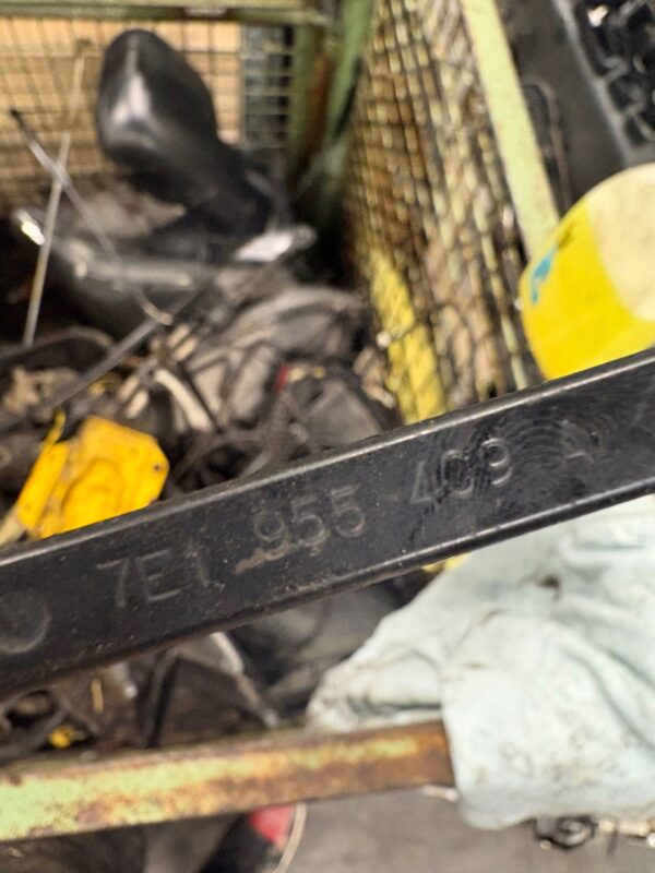 RAMIE WYCIERACZKI LEWE VW T5 LIFT 7E1955409A