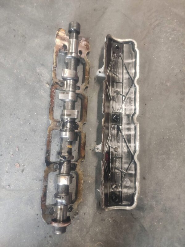 WAŁEK ROZRZĄDU/POKRYWA ZAWORÓW RENAULT TRAFIC 1.9 DCI