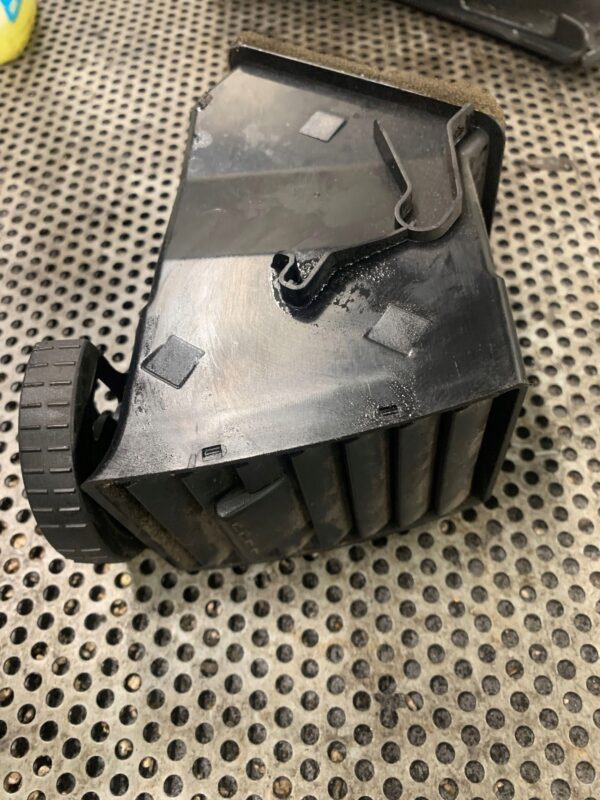 KARTKA NAWIEWU ŚRODKOWA PRAWA VW T5 7H0815706C