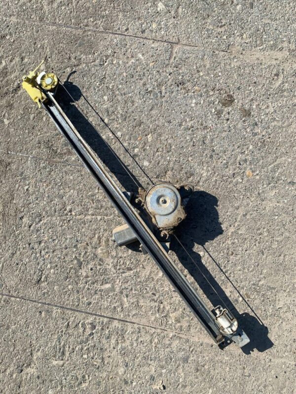 PODNOŚNIK SZYBY DRZWI PRZEDNICH TRAFIC II VIVARO 37103001