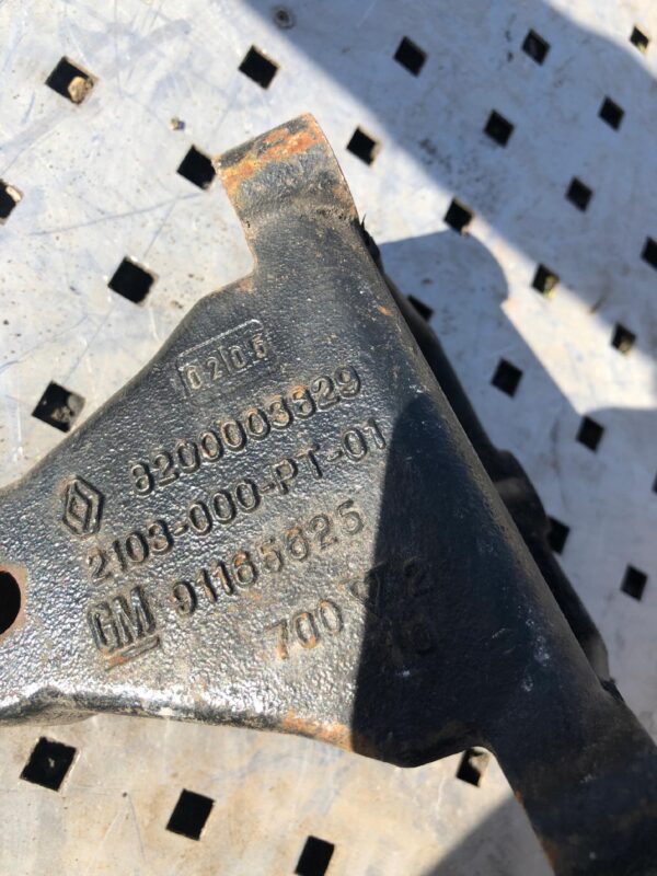 ŁAPA MOCOWANIE SKRZYNI TRAFIC VIVARO 8200003829