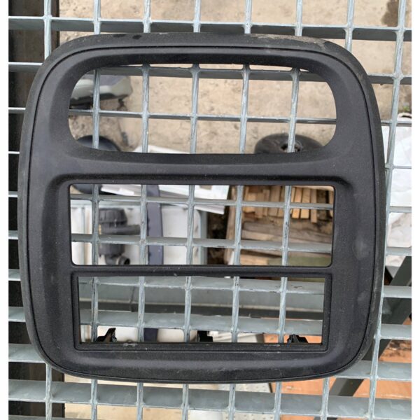 RAMKA OBUDOWA RADIA 682603912R REANULT TRAFIC III