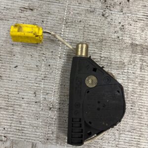 NAPINACZ PASA BEZPIECZEŃSTWA FOTELA PRZEDNIEGO VW T5 33027920