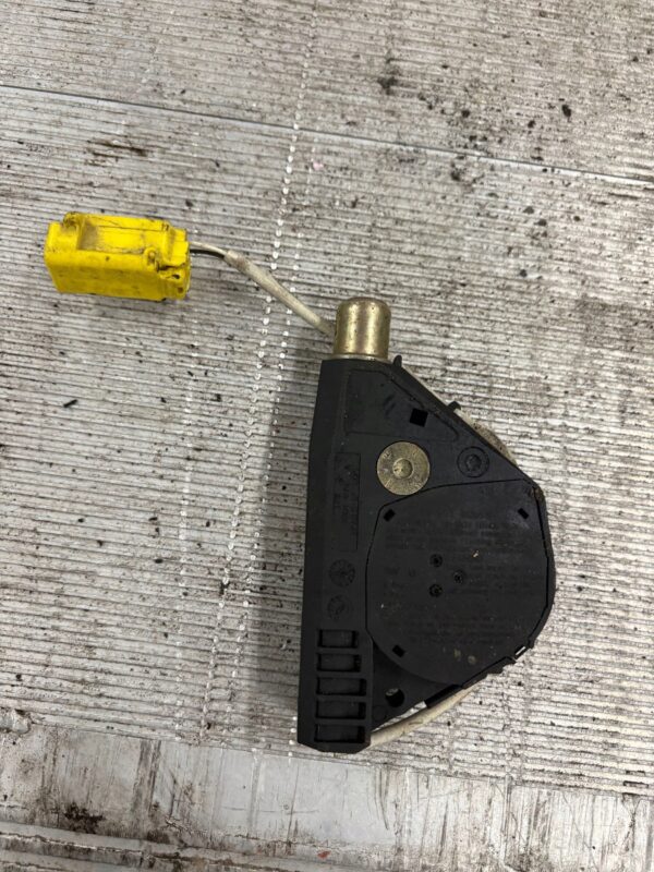 NAPINACZ PASA BEZPIECZEŃSTWA FOTELA PRZEDNIEGO VW T5 33027920