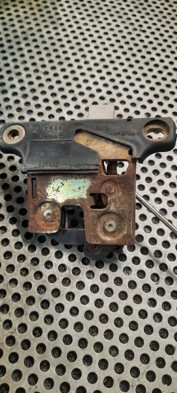 ZAMEK KLAPY 8L0827505 VOLKSWAGEN