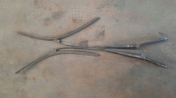 WYCIERACZKI SZYBY CZOŁOWEJ PRZEDNIEJ VW T5 03-15