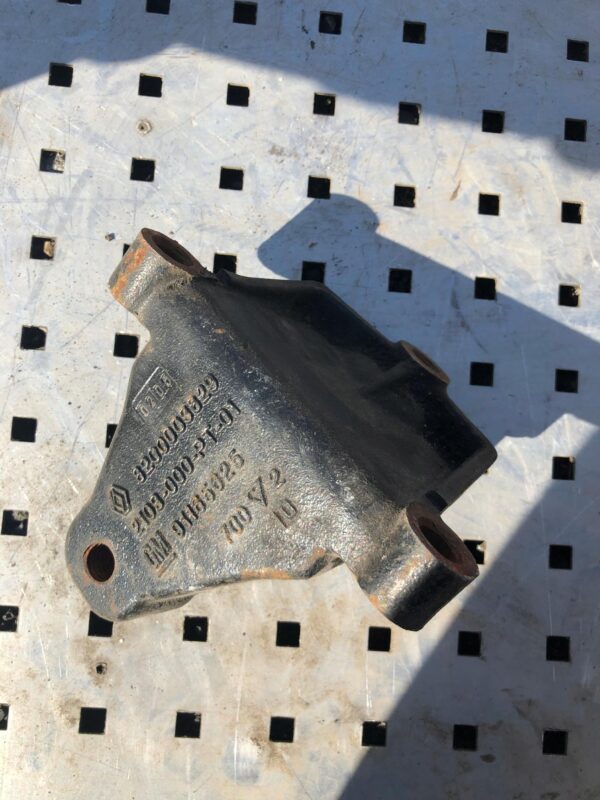 ŁAPA MOCOWANIE SKRZYNI TRAFIC VIVARO 8200003829