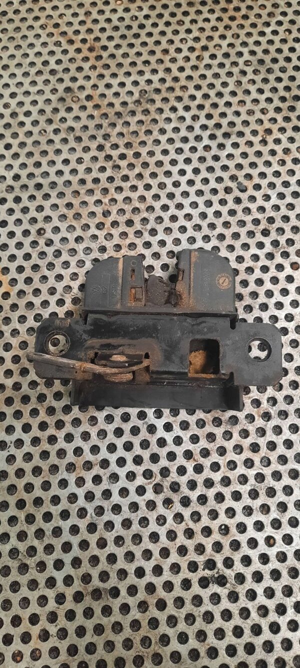 ZAMEK KLAPY TYLNEJ VOLKSWAGEN T5