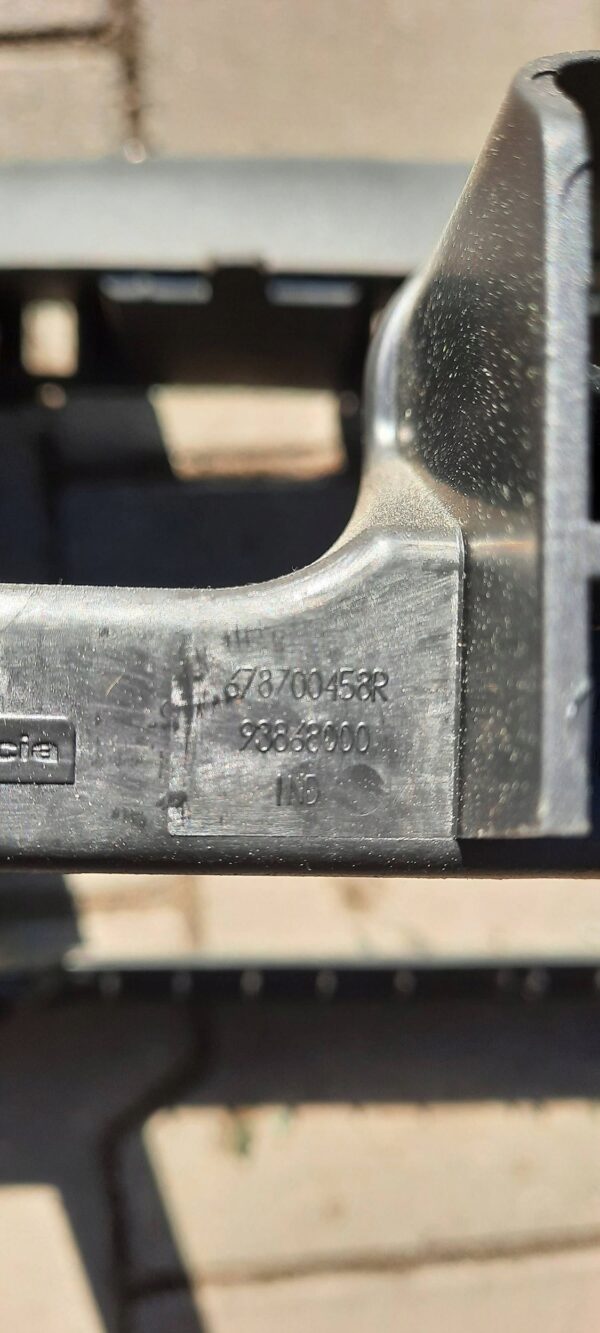 RAMKA RADIA KONSOLI TRAFIC III 678700458R