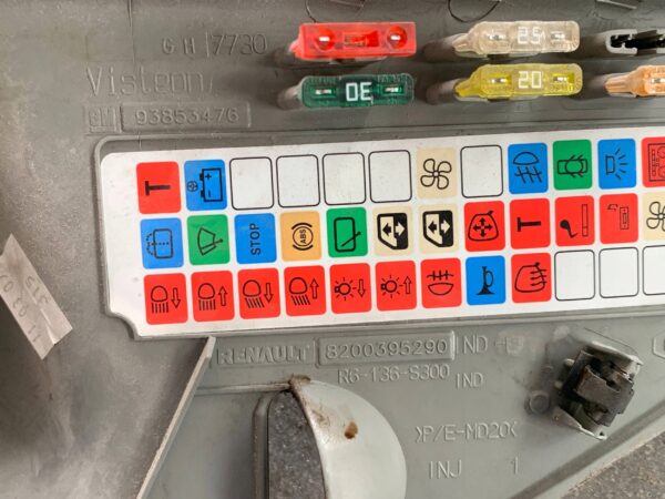 UCHWYT NA KUBEK DESKI ROZDZIELCZEJ TRAFIC II 8200395290