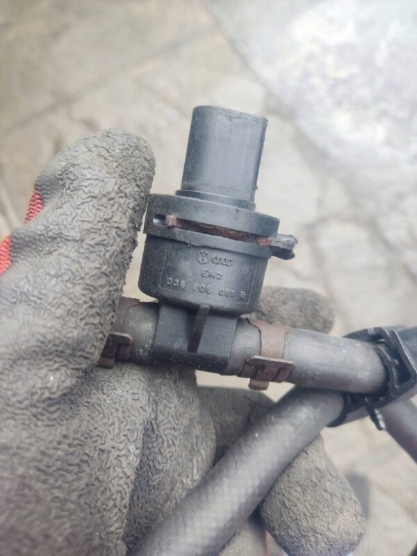 CZUJNIK TEMPERATURY PALIWA WRAZ Z PRZEWODAMI VW T5 038906081B