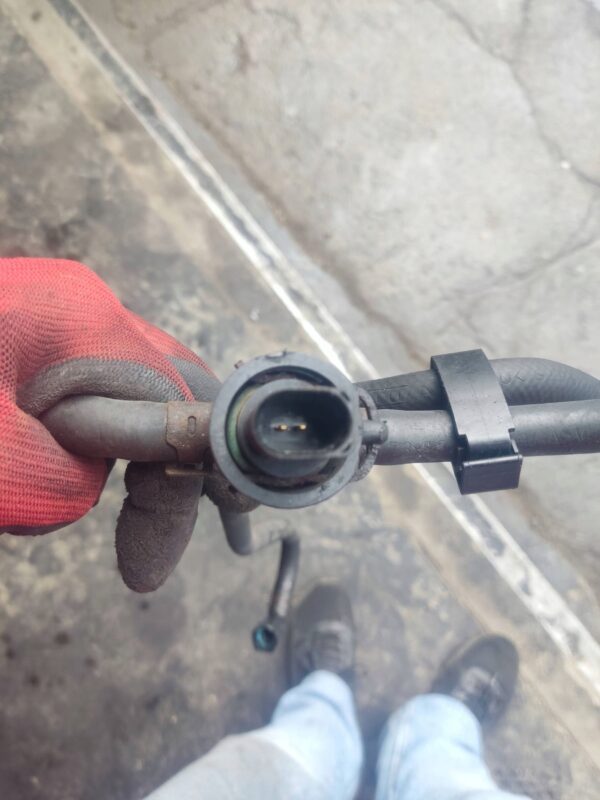 CZUJNIK TEMPERATURY PALIWA WRAZ Z PRZEWODAMI VW T5 038906081B