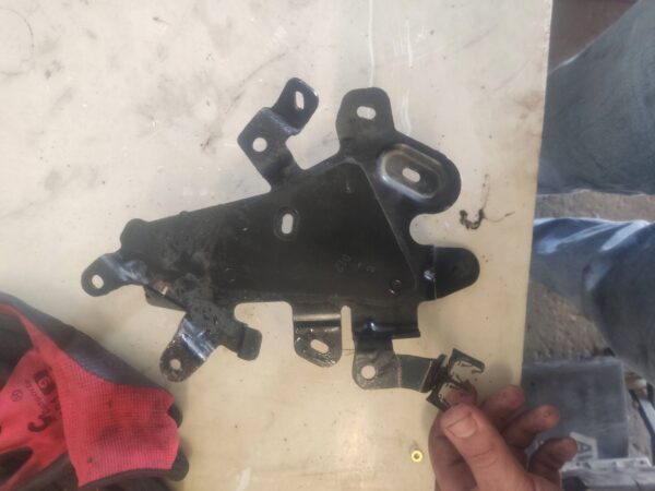 UCHWYT/MOCOWANIE TERMOSTATU RENAULT MASTER IV 215144402R