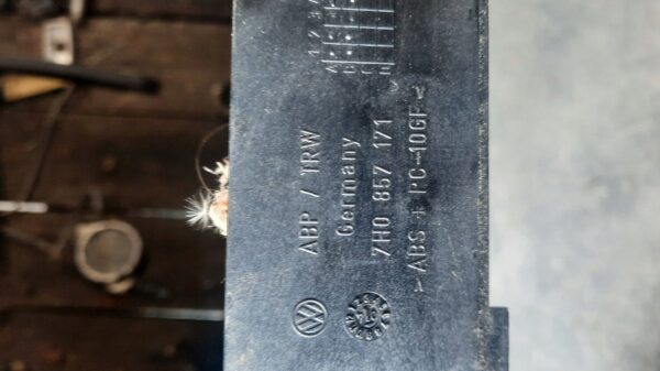 OSŁONA ZAŚLEPKA VW T5 03-15 7H0857171