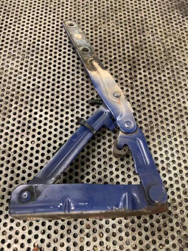 ZAWIAS MASKI LEWY VW T5 7H0823301D