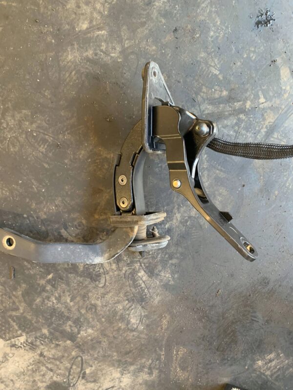 ZAWIAS TYLNEJ KLAPY BAGAŻNIKA 8643157 VOLVO V70